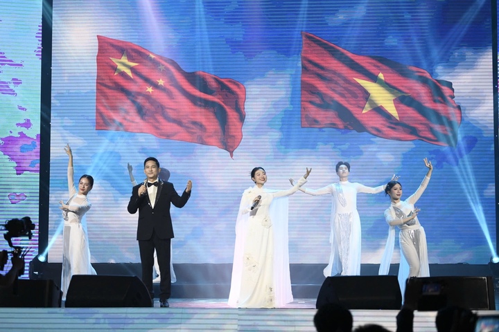 Artists performing in the show.
