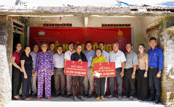 Người dân ở miền núi Đà Nẵng xúc động khi nhận được hỗ trợ tiền xây nhà.