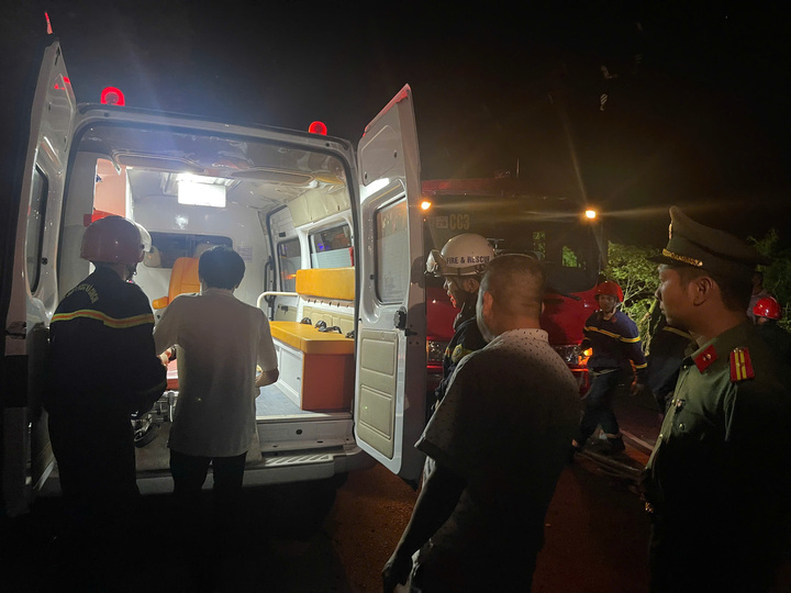 Đến 4h30 sáng 18/7, lực lượng chức năng đưa được tài xế T. lên đường và chuyển đi cấp cứu.