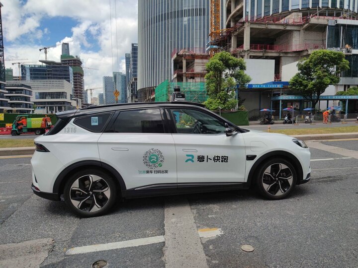 Taxi tự lái hoạt động tại Thâm Quyến, Trung Quốc. (Nguồn: Chinadailly)