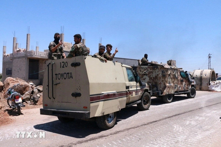 Lực lượng an ninh Syria được triển khai tại khu vực lân cận phía Tây tỉnh Sweida, miền Nam Syria, ngày 14/7. (Ảnh: THX/TTXVN)