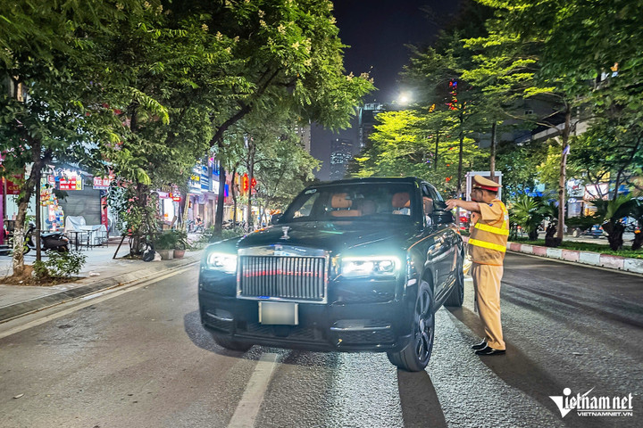 20h tối 17/7, Tổ công tác của Đội CSGT đường bộ số 6 (Phòng CSGT Công an Hà Nội) triển khai kiểm soát vi phạm nồng độ cồn với người điều khiển ô tô, xe máy và xe đạp.