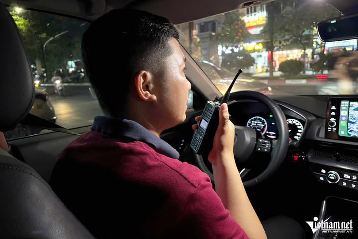 Thay vì chọn một tuyến đường cố định để làm nhiệm vụ, Tổ CSGT cử cán bộ, chiến sĩ hóa trang đi khảo sát tuyến đường có nhiều hàng quán hoạt động. Căn cứ vào lượng phương tiện đang được trông giữ ở bên ngoài quán, Tổ CSGT sẽ quyết định vị trí lập chốt.