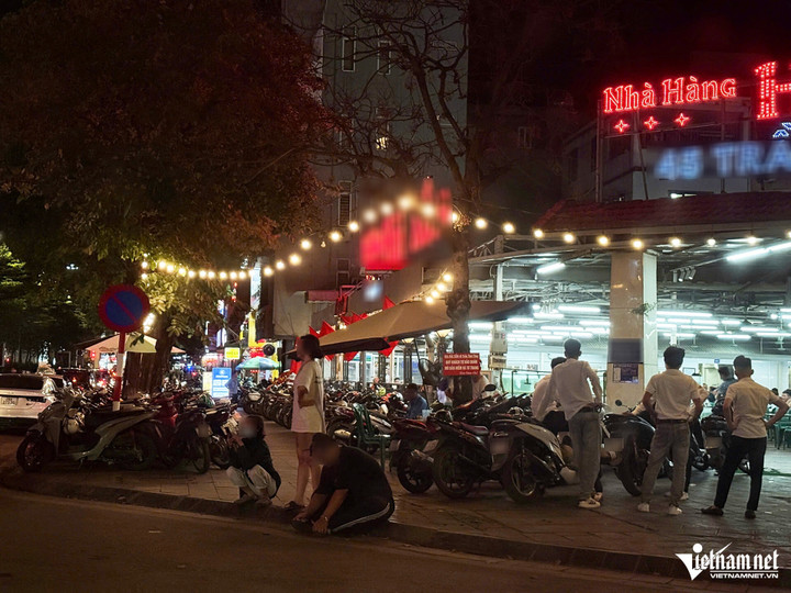 Qua khảo sát, CSGT phát hiện tại một cửa hàng trên phố Trần Thái Tông (phường Cầu Giấy, Hà Nội) có rất nhiều ô tô, xe máy đang được trông giữ ở ngoài nên đã lập 2 điểm kiểm soát vi phạm nồng độ cồn tại 2 đầu tuyến phố này. Đồng thời, Tổ CSGT cũng bố trí một cán bộ hóa trang để "chỉ điểm" tài xế điều khiển xe rời khỏi quán.