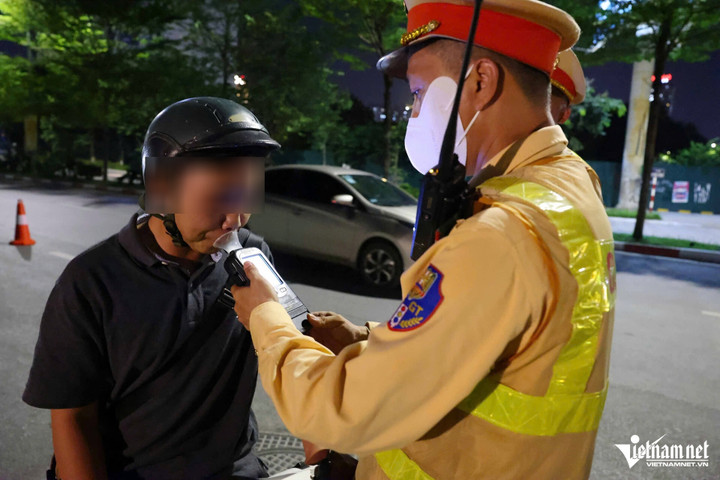 Đáng chú ý, tài xế V.Đ.K. (SN 1988, trú tại Thanh Hóa) điều khiển xe máy mang biển số 29E1 - 556.XX, vi phạm nồng độ cồn ở mức 0,425 mg/L khí thở. Đây là mức vi phạm vượt "kịch khung" được quy định tại Nghị định 168/2024.