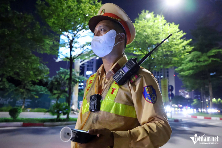 Các thông tin như: Đặc điểm nhận dạng tài xế, biển kiểm soát xe... đều được CSGT thu thập rồi thông báo cho Tổ CSGT chốt ở 2 đầu phố Trần Thái Tông.