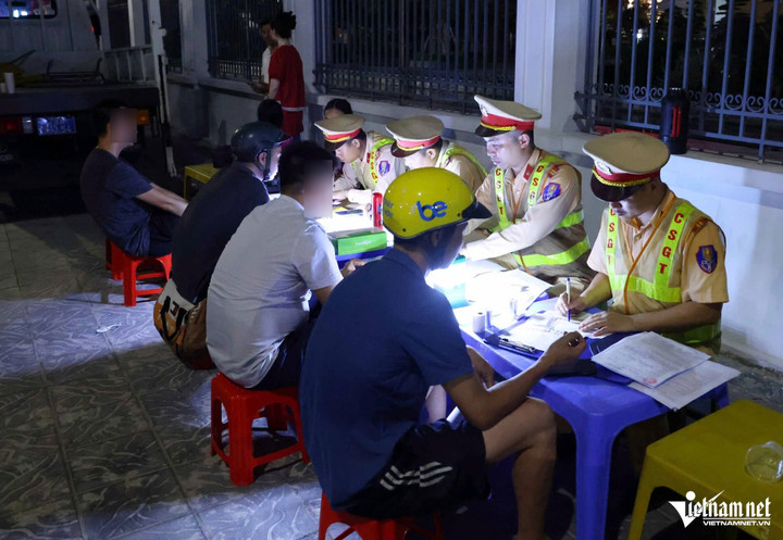 Đến 23h30 cùng ngày, Tổ CSGT đã phát hiện 26 trường hợp tài xế xe máy vi phạm nồng độ cồn. Nhiều tài xế vi phạm vẫn lấy lý do chủ quan hoặc nể bạn bè để biện minh cho hành động của mình.