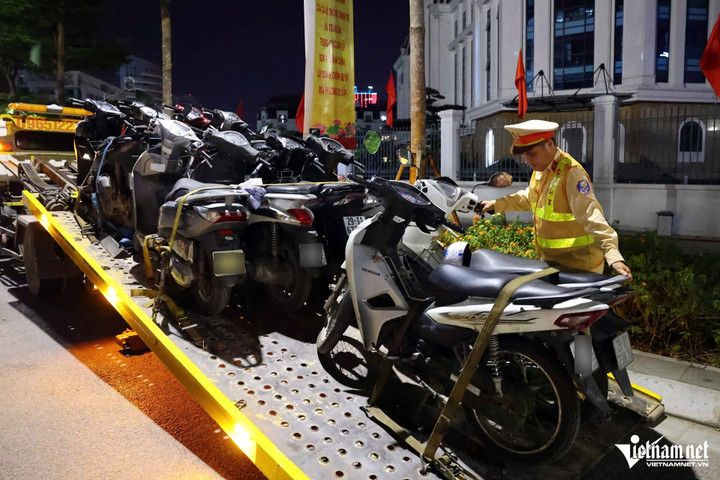 Trung tá Phạm Văn Chiến - Đội trưởng Đội CSGT đường bộ số 6 cho biết, việc áp dụng Tổ CSGT hóa trang để "chỉ điểm" người vi phạm và xác định vị trí kiểm soát nồng độ cồn đã phát huy tác dụng, góp phần ngăn chặn tài xế đã say xỉn mà cố tình lái xe. "Đơn vị sẽ tiếp tục đổi mới phương thức phát hiện vi phạm để xử lý triệt để tình trạng tài xế đã sử dụng rượu bia mà cố tình điều khiển phương tiện, góp phần kiềm chế tai nạn giao thông", Trung tá Phạm Văn Chiến nói. Theo thống kê của Phòng CSGT Công an TP Hà Nội, trong khoảng 1 tháng (từ 14/6 - 15/7), cảnh sát toàn thành phố đã xử lý 3.901 trường hợp tài xế vi phạm nồng độ cồn.