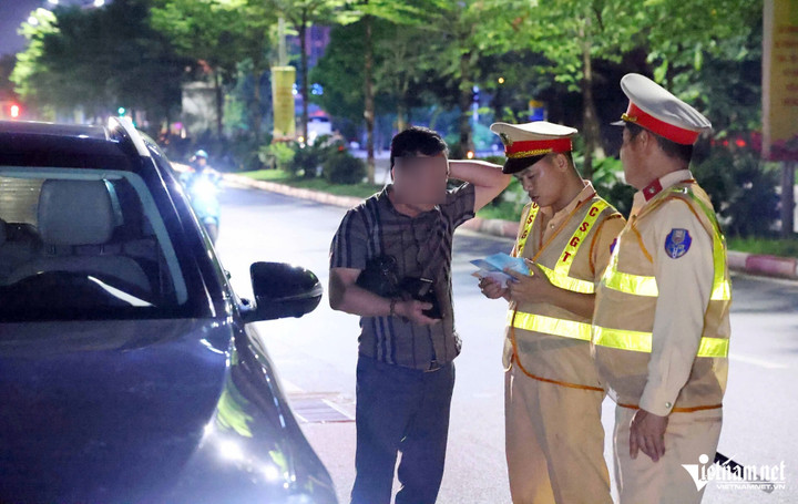 Trong ca công tác cũng ghi nhận một tài xế ô tô vi phạm nồng độ cồn. Tài xế là anh N.H.N. (SN 1977), điều khiển ô tô biển số 30L - 340.XX. Tài xế này vi phạm nồng độ cồn ở mức 0,111 mg/L khí thở.