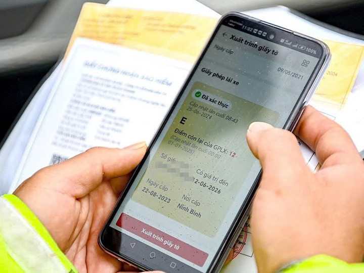 Thông tin về giấy phép lái xe trên VNeID có giá trị tương đương bằng lái vật lý.
