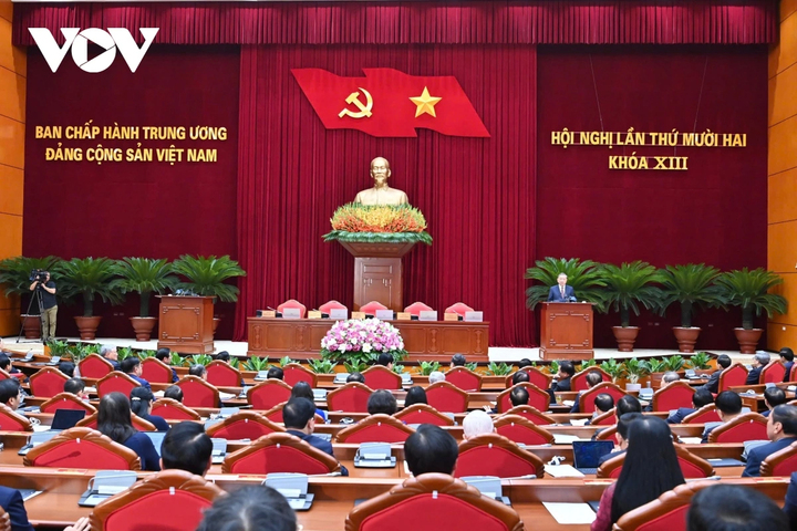 Sau 2 ngày (18-19/7) làm việc khẩn trương, nghiêm túc, dân chủ, trách nhiệm cao, Hội nghị lần thứ 12 Ban Chấp hành Trung ương Đảng khóa XIII đã hoàn thành toàn bộ chương trình đề ra và bế mạc chiều 19/7.