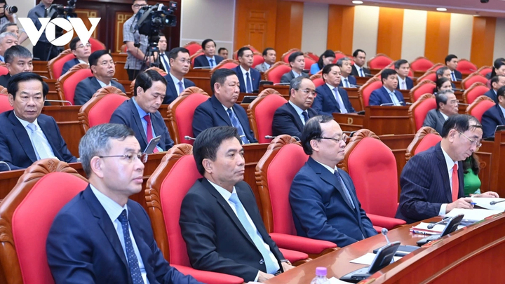 Ban Chấp hành Trung ương giao Bộ Chính trị, Ban Bí thư tiếp tục chỉ đạo các Tiểu ban chuẩn bị Đại hội XIV hoàn thiện Văn kiện, tiếp tục tổ chức lấy ý kiến rộng rãi trong Đảng và toàn xã hội, đảm bảo chất lượng, đồng thuận, tầm vóc chiến lược. Trong ảnh: Đại biểu dự Hội nghị lần thứ 12 Ban Chấp hành Trung ương Đảng khóa XIII