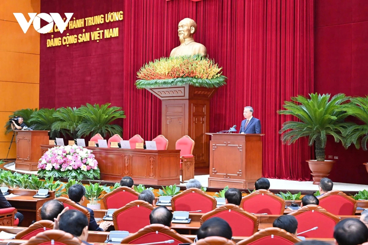 Về nội dung sửa đổi, bổ sung một số Nghị quyết, kết luận của Trung ương để tạo cơ sở chính trị cho mục tiêu tiếp tục cải cách, đổi mới đất nước, Tổng Bí thư cho biết Trung ương đã xem xét, cho ý kiến chỉ đạo về việc tổng kết thực tiễn, đánh giá các vướng mắc, bất cập trong một số luật và thể chế hiện hành, từ đó định hướng sửa đổi nhằm tháo gỡ các điểm nghẽn pháp lý, thúc đẩy phát triển trong giai đoạn mới.