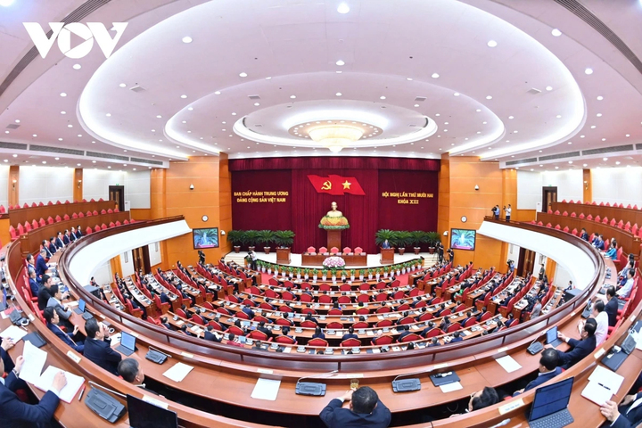 Về phương hướng công tác nhân sự Đại hội XIV của Đảng, Tổng Bí thư nhấn mạnh Trung ương thống nhất nhận định: Phương hướng công tác nhân sự Đại hội XIV của Đảng là văn bản đặc biệt quan trọng, quyết định toàn bộ công tác chuẩn bị và bầu cử nhân sự Ban Chấp hành Trung ương Đảng, Bộ Chính trị, Ban Bí thư, Tổng Bí thư và các chức danh lãnh đạo chủ chốt của Nhà nước, góp phần vào thành công Đại hội XIV của Đảng.