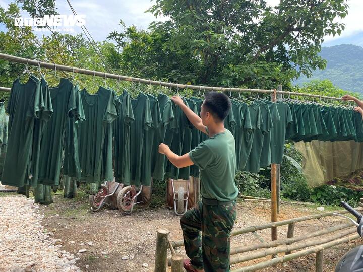 During the project support process, the soldiers received food, accommodation, rest and living space from the people.