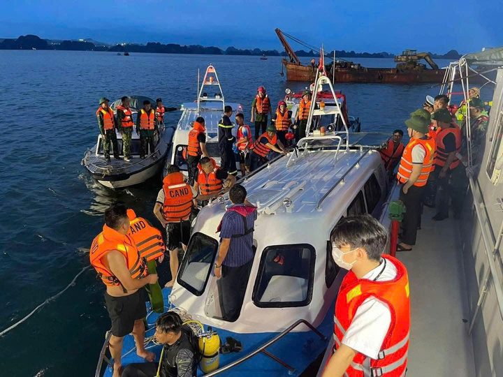 Theo thông tin từ Ban Chỉ đạo Quân chủng Hải quân, hiện lực lượng chức năng cứu được 12 người và vớt được 18 thi thể. (Ảnh: Quân chủng Hải quân)