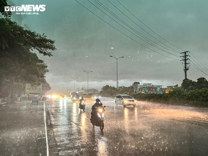 Khu vực Gia Lâm mưa lớn, trời tối đen lúc 16h30.