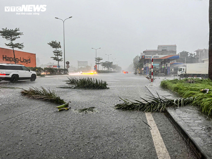Hà Nội mưa dông, gió giật liên hồi, bầu trời tối đen giữa ban ngày - 6