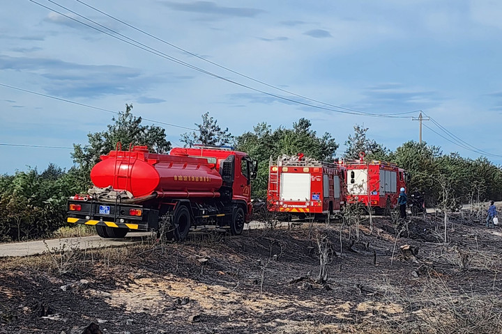 Gần 400 người cùng nhiều xe chữa cháy chuyên dụng được huy động để phục vệ công tác dập lửa. (Ảnh: V.K)