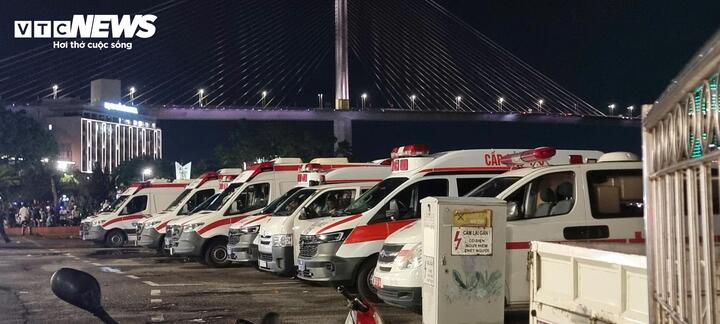 Rất nhiều xe cứu thương trực sẵn tại khu vực cầu tàu gần đường Hạ Long, phường Bãi Cháy sẵn sàng cấp cứu các nạn nhân. (Ảnh: Tiến Thắng)