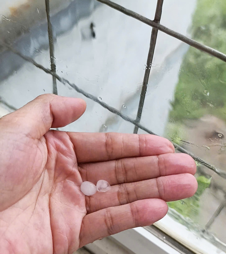 Tại một số khu vực ở Bãi Cháy còn xuất hiện những hạt đá kích thước khoảng 0,5cm.