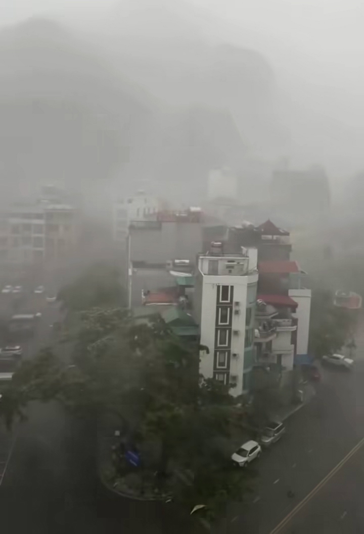 Mưa dông trắng trời kèm theo gió giật mạnh xuất hiện tại nhiều khu vực ở Quảng Ninh trong chiều 19/7.