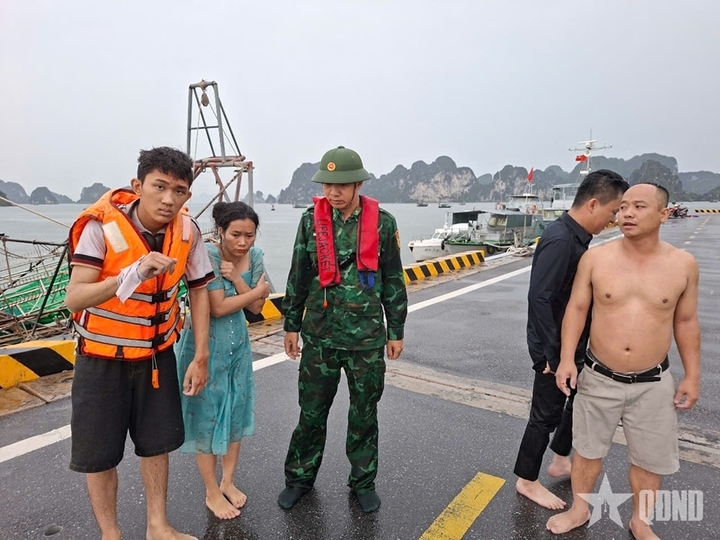 Hai trong số 12 nạn nhân may mắn sống sót sau vụ tai nạn. (Ảnh: Quân đội Nhân dân)
