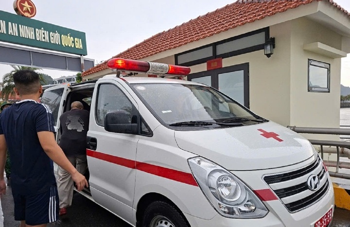 Xe cấp cứu túc trực sẵn sàng đưa nạn nhân còn sống về cơ sở y tế theo dõi, điều trị. (Ảnh: Quân đội nhân dân)