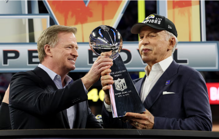 Tỷ phú Stan Kroenke ăn mừng chức vô địch Super Bowl LVI năm 2022. (Ảnh: Reuters)