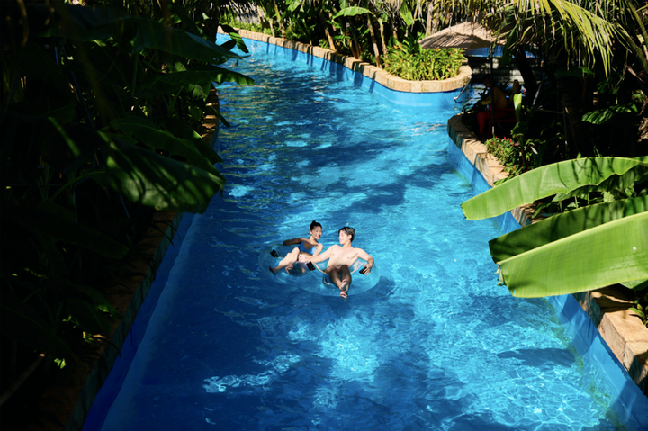 Du khách thư giãn trên “sông lười” tại Sun World Sam Son. (Nguồn ảnh: Sun World)