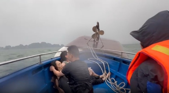 Những nạn nhân đầu tiên được giải cứu. (Ảnh: Quân đội Nhân dân)