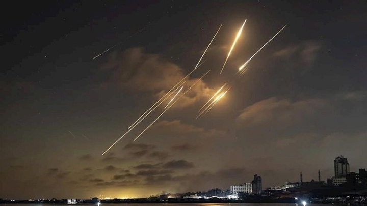 Tên lửa đạn đạo của Iran sẽ bay qua Israel vào tháng 6 năm 2024. (Ảnh Iran Press)