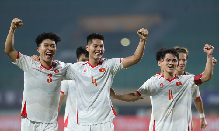 Nguyễn Hiểu Minh (số 4) ghi cú đúp ở trận ra quân của U23 Việt Nam. (Ảnh: VFF)