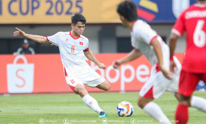 Văn Khang có cơ hội từ quả đá phạt. (Ảnh: VFF)