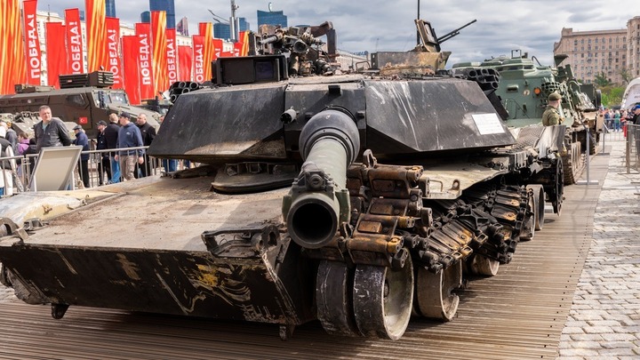 Xác xe tăng M1 Abrams được trưng bày tại Nga. Ảnh NI