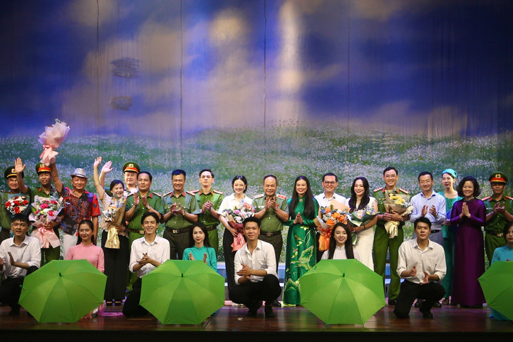 Lãnh đạo Sở Văn hóa và Thể thao Hà Nội tặng hoa chúc mừng Công an thành phố.