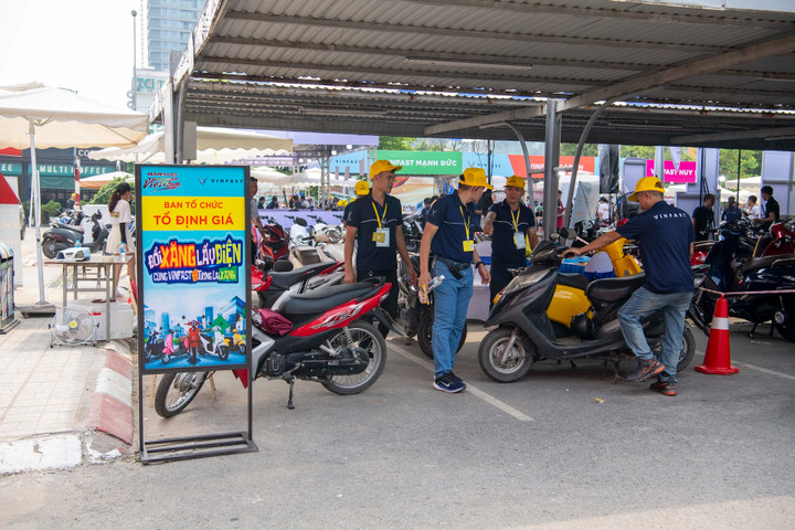 Những chiếc xe máy xăng được người dân mang tới thẩm định phủ kín bãi xe ở Hà Nội.