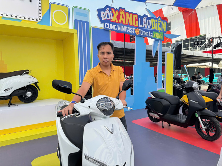 Anh Phùng Lê Đạt (Hà Nội) cho biết sẽ đổi xe xăng sang Feliz Neo sau khi trải nghiệm.