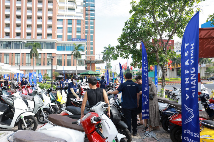 Sự kiện “Đổi xăng lấy điện” mang tới cơ hội lái thử, đổi xe dễ dàng cho người dân Hưng Yên.