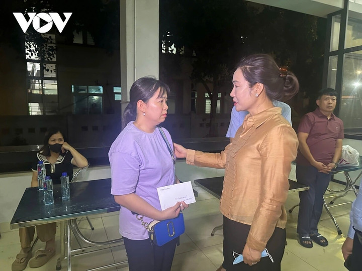 Phó Chủ tịch UBND tỉnh Quảng Ninh Nguyễn Thị Hạnh chia sẻ đau thương với thân nhân người xấu số.