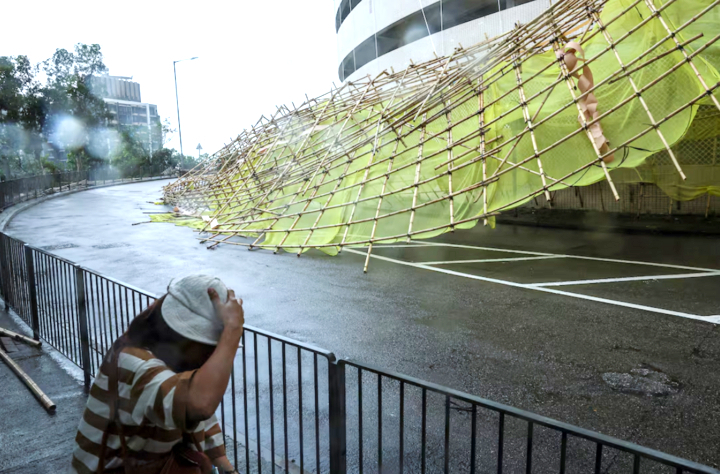Giàn giáo tre bị sập ở một tòa nhà dân cư Hong Kong khi cơn bão Wipha tiến gần. (Ảnh: Reuters)