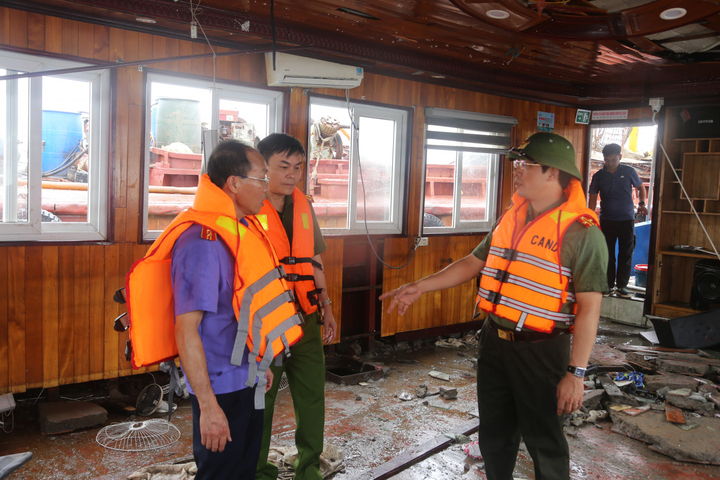 Đại tá Trần Văn Phúc - Giám đốc Công an tỉnh Quảng Ninh (bên phải) chỉ đạo giữ hiện trường cũng như các tài sản còn lại để xác minh, hoàn trả cho thân nhân các nạn nhân.