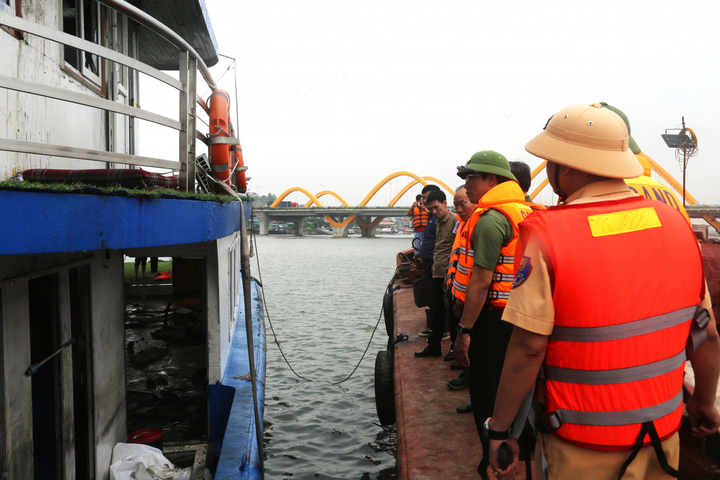 Lãnh đạo Công an tỉnh Quảng Ninh chỉ đạo triển khai đồng bộ công tác khám nghiệm hiện trường với giám định kỹ thuật nhằm xác định nguyên nhân lật tàu du lịch trên Vịnh Hạ Long.