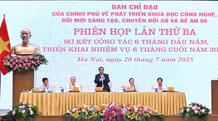 Thủ tướng Phạm Minh Chính, Trưởng Ban Chỉ đạo của Chính phủ về phát triển khoa học công nghệ, đổi mới sáng tạo, chuyển đổi số và Đề án 06 chủ trì phiên họp lần thứ 3 sơ kết công tác 6 tháng đầu năm, triển khai nhiệm vụ 6 tháng cuối năm (Ảnh: VGP/Nhật Bắc)