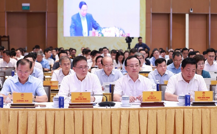 Lãnh đạo các bộ, ngành, các thành viên Ban Chỉ đạo; đại diện một số doanh nghiệp, tập đoàn khoa học công nghệ dự phiên họp (Ảnh: VGP/Nhật Bắc)