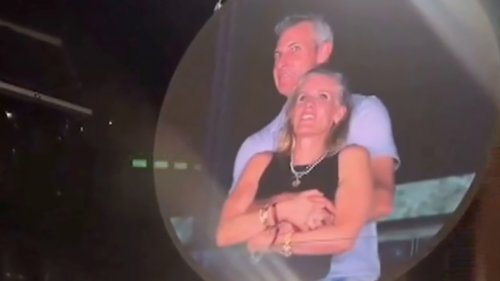 Kiss Cam của đêm nhạc Coldplay biểu diễn vô tình ghi lại những hình ảnh gây tranh cãi (Nguồn: Yahoo)
