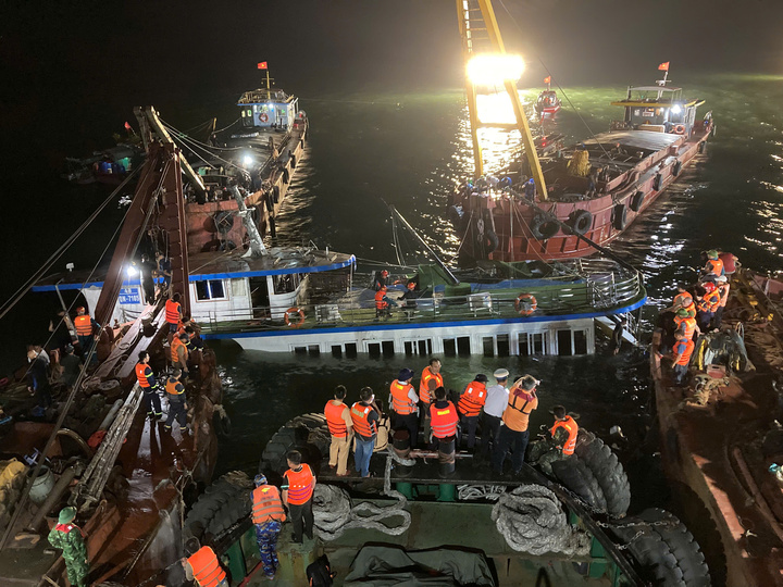 Tàu Vịnh Xanh 58 được lai dắt về bờ.