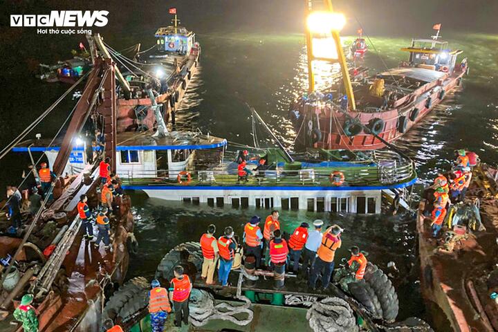 Tàu Vịnh Xanh 58 được trục vớt lên khỏi mặt nước lúc rạng sáng 20/7.
