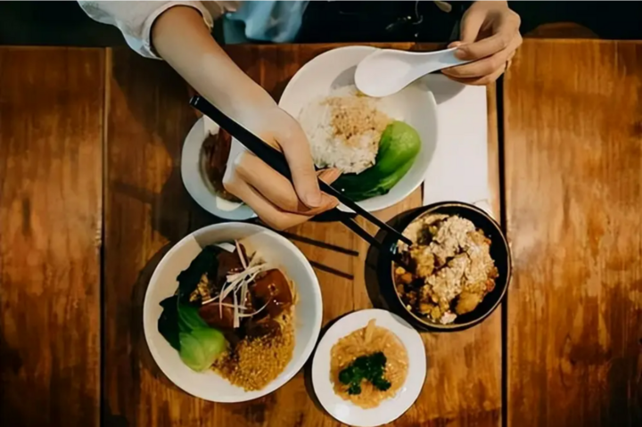 Ăn tối muộn sẽ ảnh hưởng không tốt tới sức khỏe của bạn (Ảnh: Aboluowang)