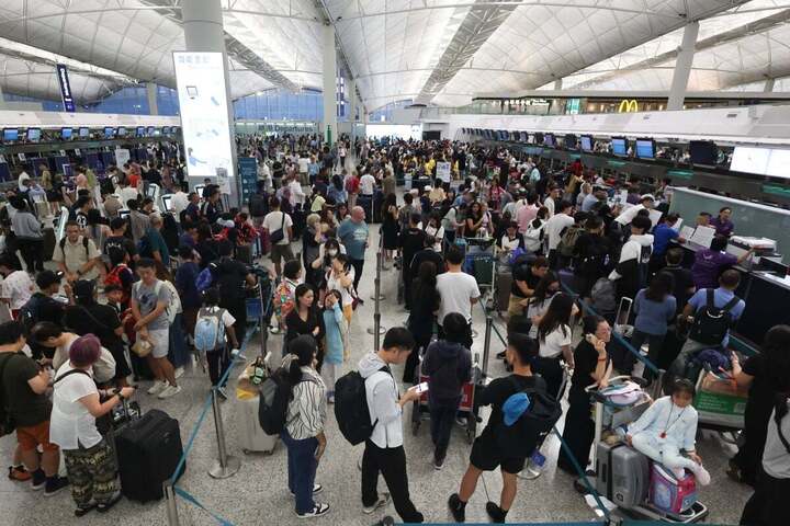 Hơn 100.000 hành khách bị huỷ chuyến bay do bão. (Ảnh: SCMP)